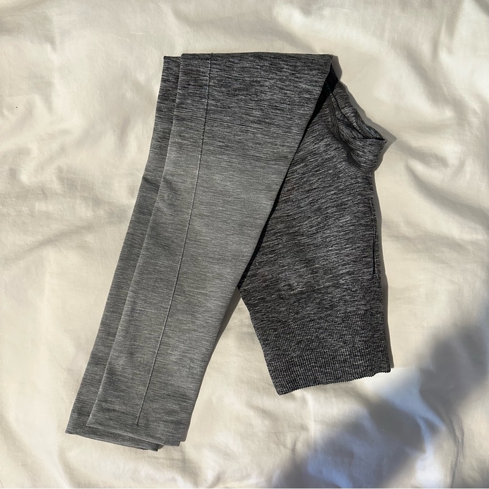 Lululemon 3/4 leggings grey ombré size 6 EUC.